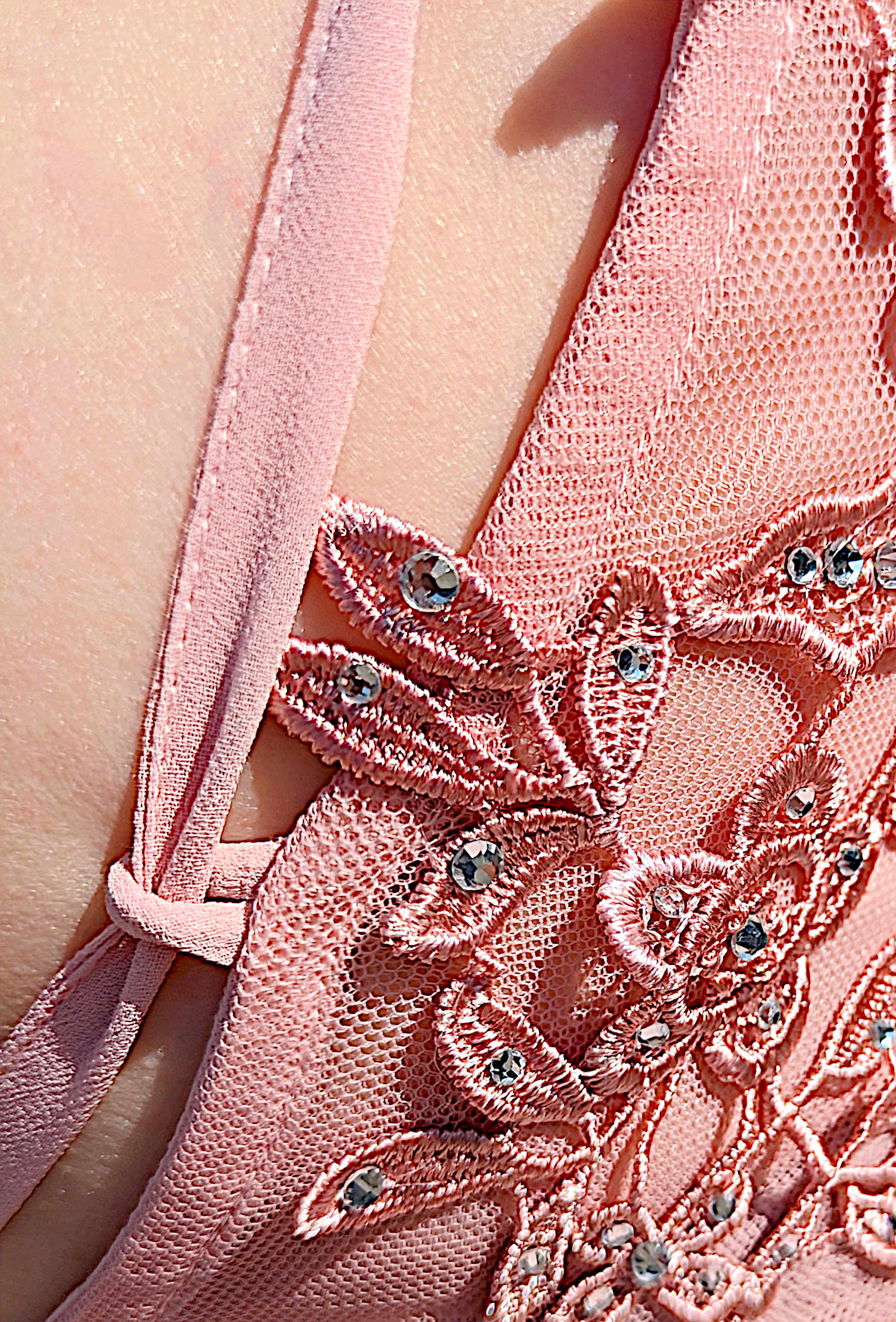 Vue de près robe rose-latelier dagathe.fr